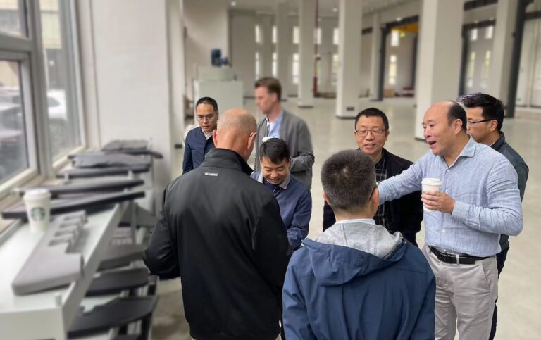 Mr. Liang of DAYE is introducing the products to his clients.