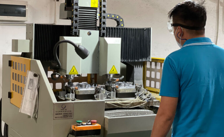 Workers in DAYE Diecasting is operating the CNC machine.